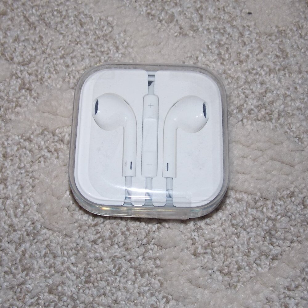 Apple Earbuds Genuine 3.5mm Plug Wired With Case New Sealed